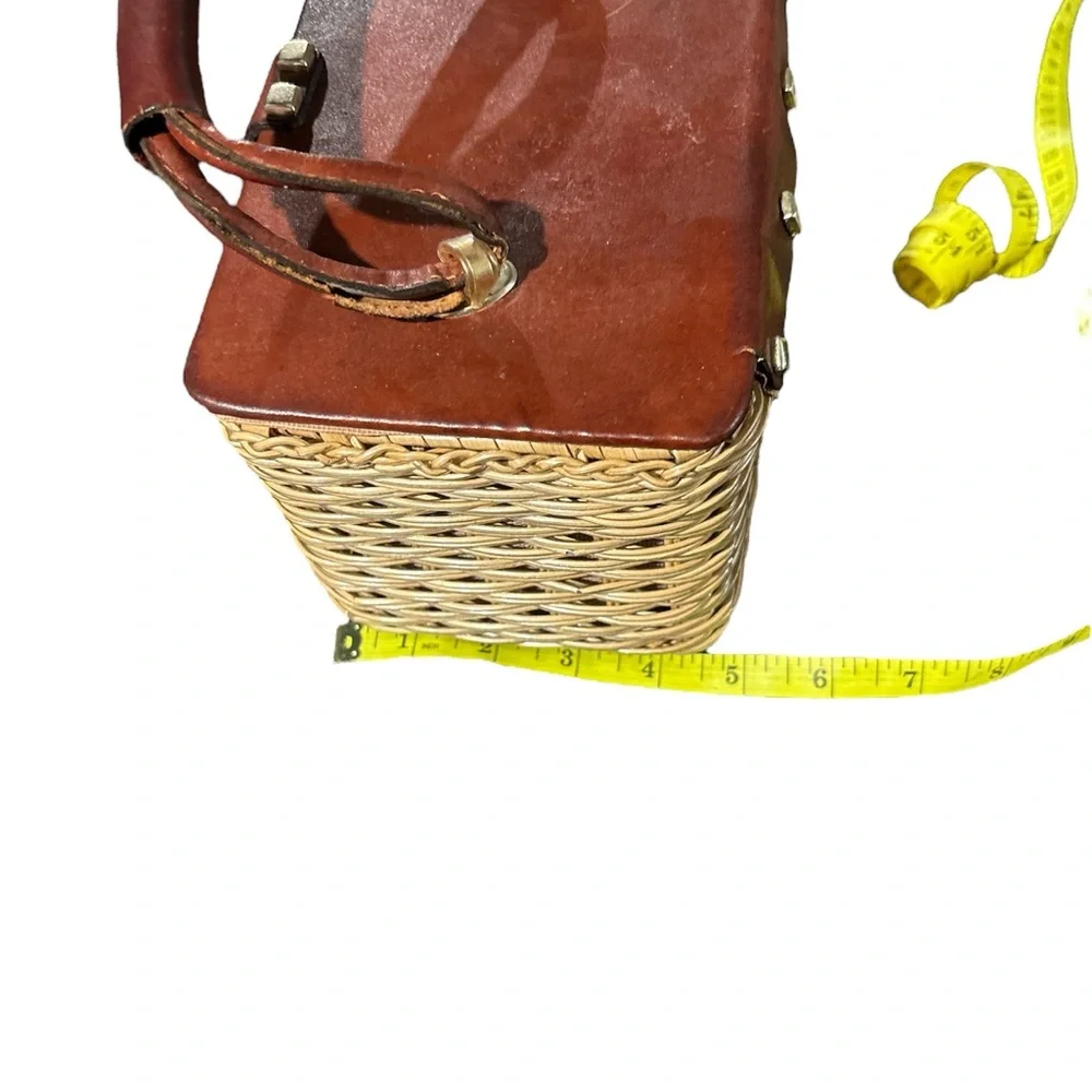 Vintage tan Wicker Basket Purse
Handbag gold hardware brown leather handles - Picture 8 of 8